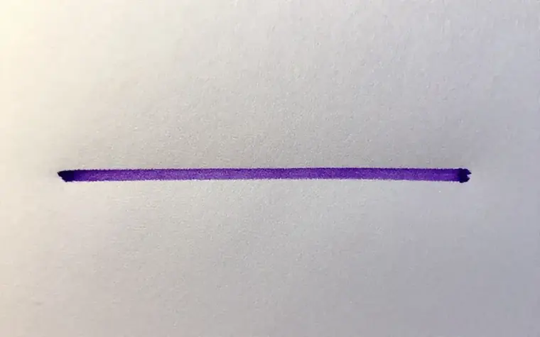Violetilla tussilla vedetty suora viiva vaalealle paperille